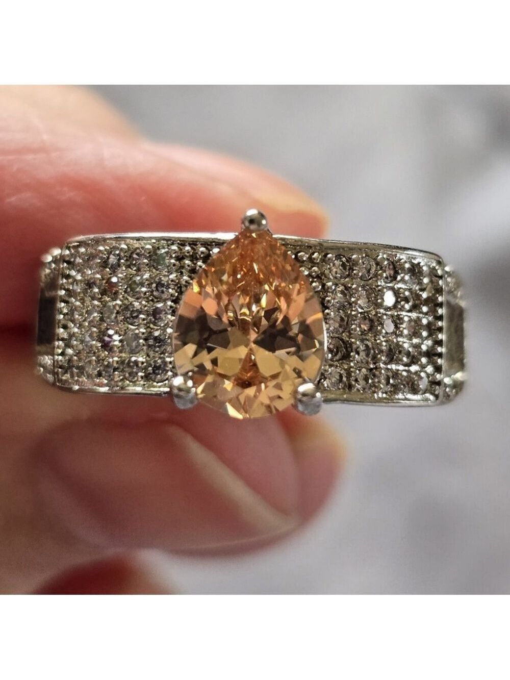 Elegant Silver and Gold Teardrop Ring